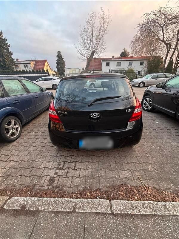Gebraucht Hyundai i20 78 PS (57 kW) 2011 Schwarz Kleinwagen