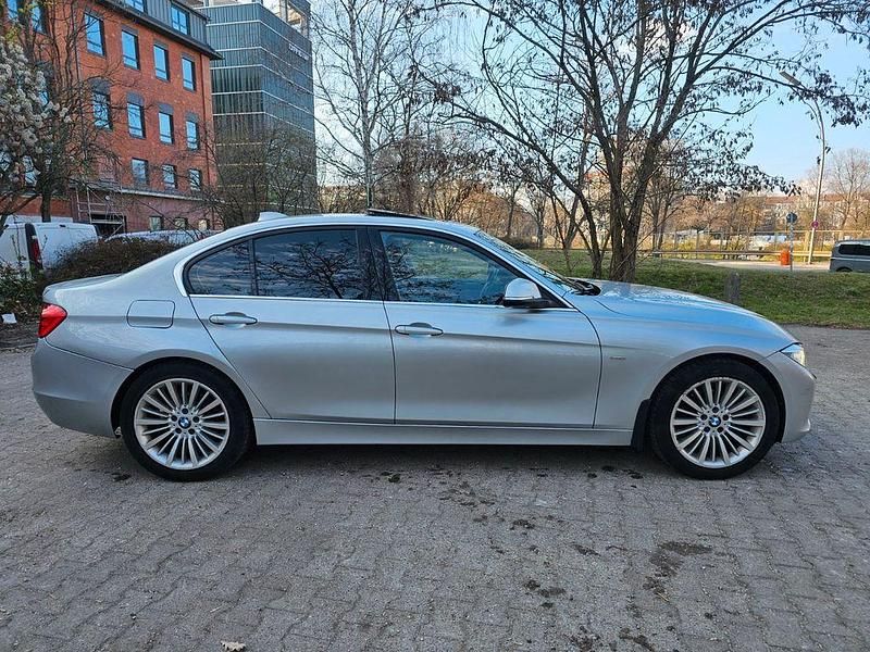 Gebraucht BMW 318 143 PS (105 kW) 2012 Glaciersilber Limousine