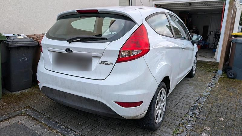 Gebraucht Ford Fiesta 60 PS (44 kW) 2011 Weiß Kleinwagen