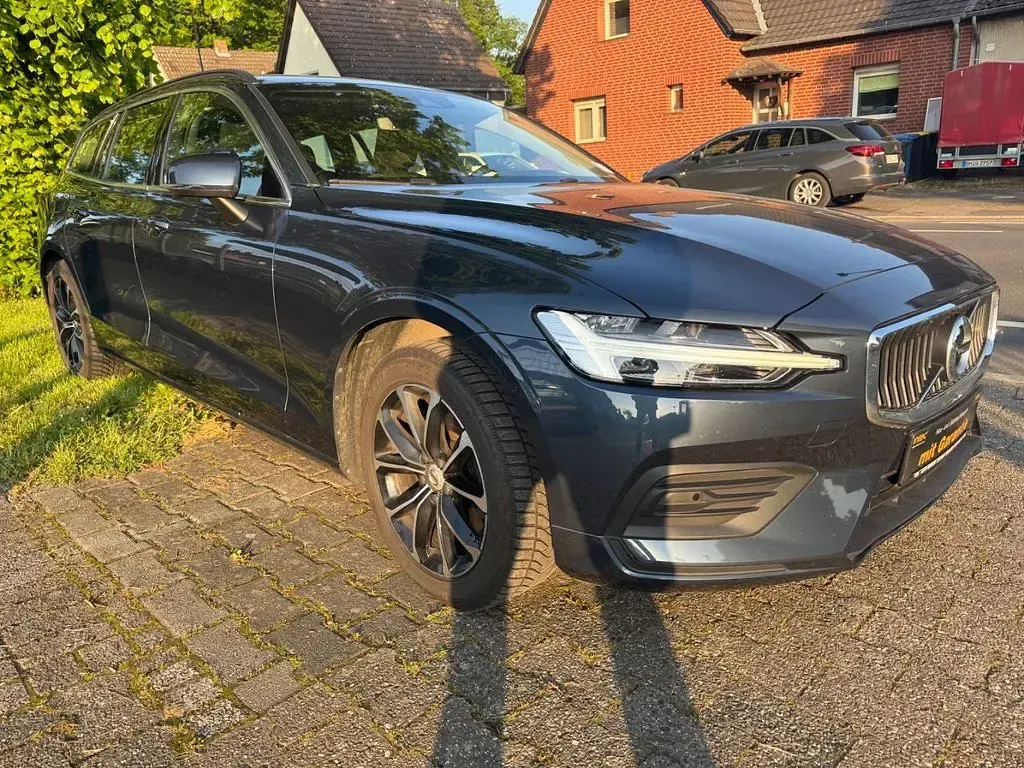 Gebraucht Volvo V60 Momentum 163 PS (119 kW) 2022 Blau Kombi