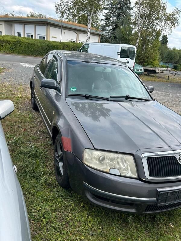 Grau Gebraucht 2004 Skoda Superb Limousine | 1.450 € (Fairer Preis) - Bild 1/4