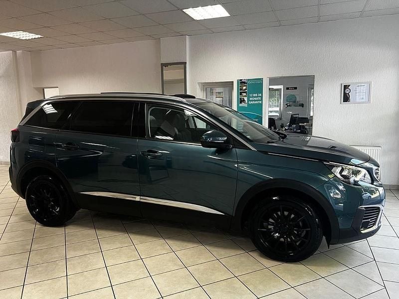 Grün Gebraucht 2018 Peugeot 5008 Allure Van / Kleinbus | 13.900 € (Fairer Preis) - Bild 1/4