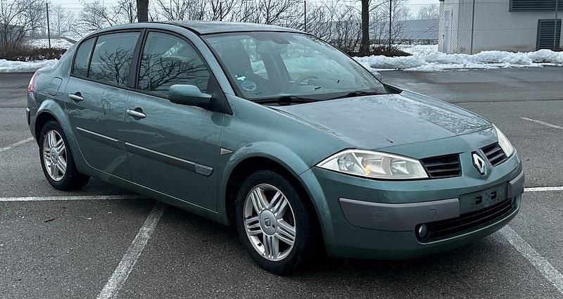 Grün Gebraucht 2006 Renault Mégane II Limousine | 650 € (Superpreis) - Bild 1/4