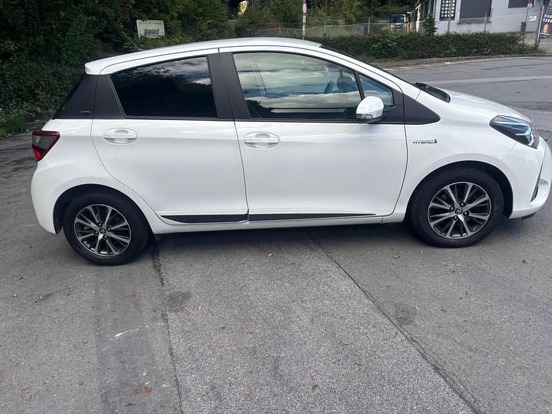 Weiß Gebraucht 2019 Toyota Yaris Hybrid Team Kleinwagen | 13.900 € (Fairer Preis) - Bild 1/4