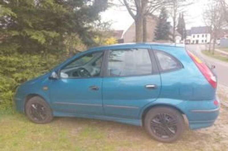 Blau Gebraucht 2003 Nissan Almera Tino Acenta Van / Kleinbus | 2.000 € (Fairer Preis) - Bild 1/4