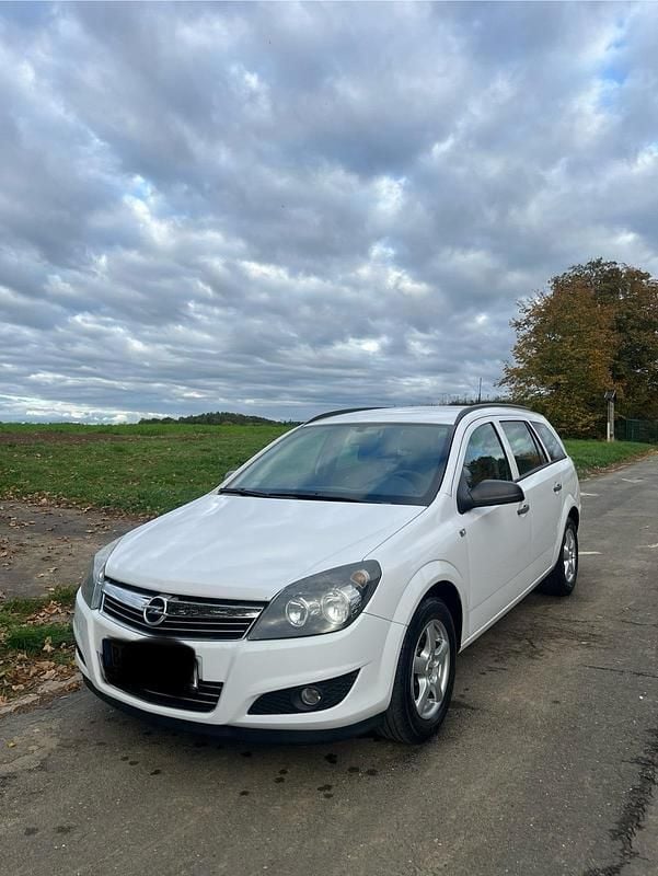 Weiß Gebraucht 2009 Opel Astra Kombi | 1.550 € (Guter Preis) - Bild 1/4