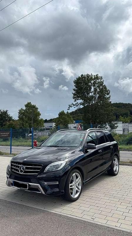 Schwarz Gebraucht 2013 Mercedes ML350 Edition 1 SUV | 26.900 € (Teuer) - Bild 1/4