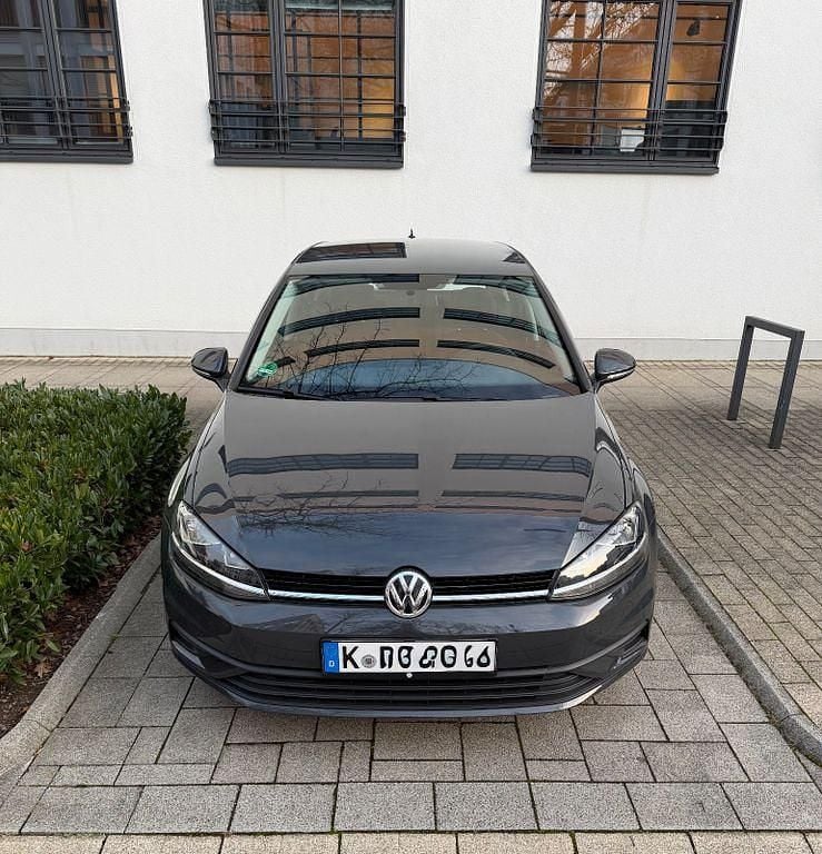 Grau Gebraucht 2018 VW Golf Trendline Limousine | 11.000 € (Guter Preis) - Bild 1/4