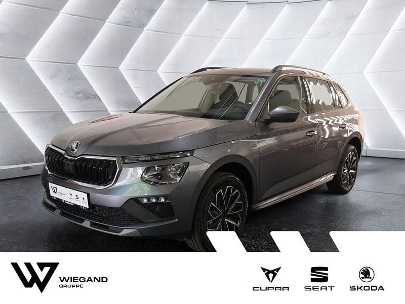 Grau (grau / graphitgrau) Neu 2025 Skoda Kamiq Selection SUV | 27.390 € (Etwas zu teuer) - Bild 1/4
