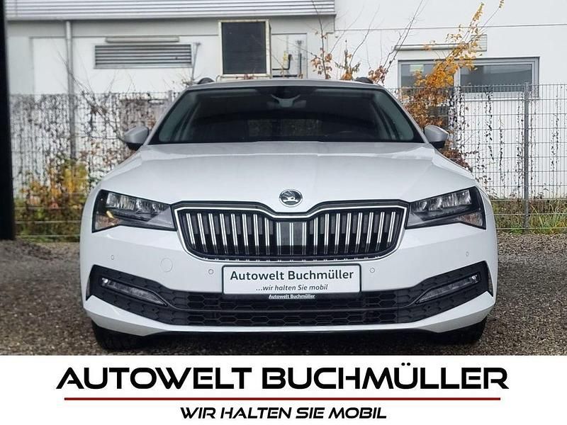 Weiß Gebraucht 2022 Skoda Superb Limousine | 23.590 € (Fairer Preis) - Bild 1/4