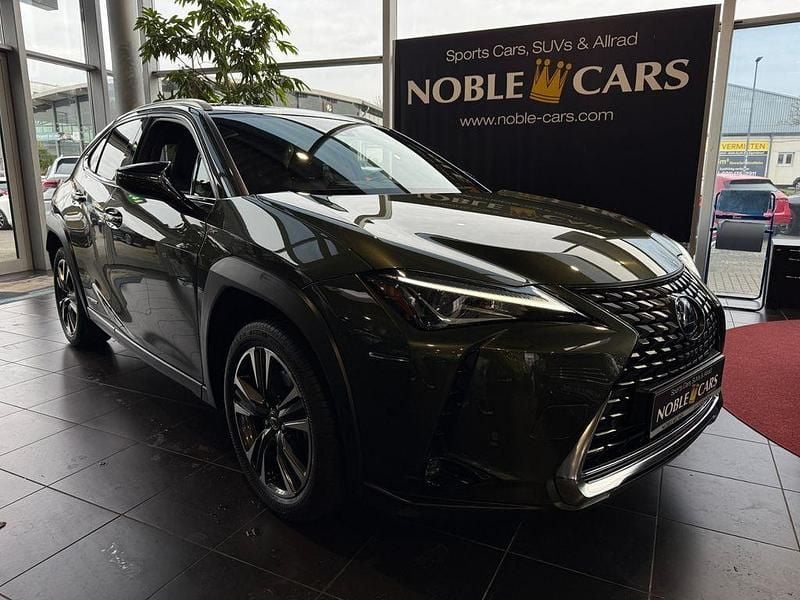 Norigrün (metallic) Gebraucht 2021 Lexus UX 250h SUV | 24.750 € (Guter Preis) - Bild 1/4