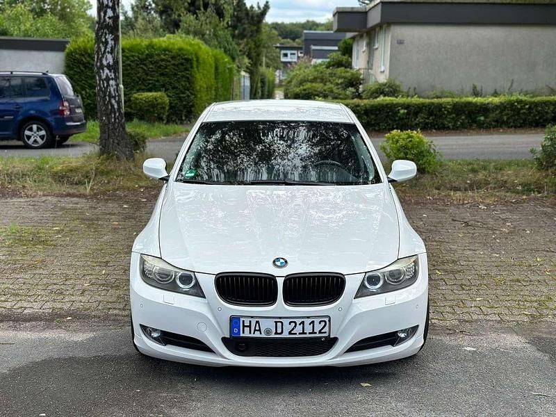 Gebraucht BMW 325 197 PS (144 kW) 2009 Weiß Limousine