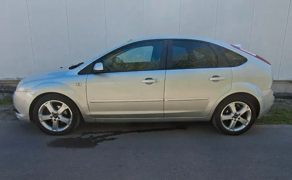 Brugt Ford Focus Style 101 HK (74 kW) 2008 Sølv Sedan
