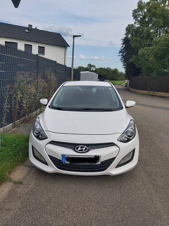 Weiß Gebraucht 2013 Hyundai i30 Classic Limousine | 6.500 € (Etwas zu teuer) - Bild 1/4