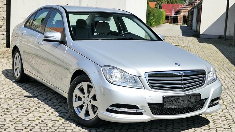 Silber Gebraucht 2011 Mercedes C180 Limousine | 8.999 € - Bild 1/4