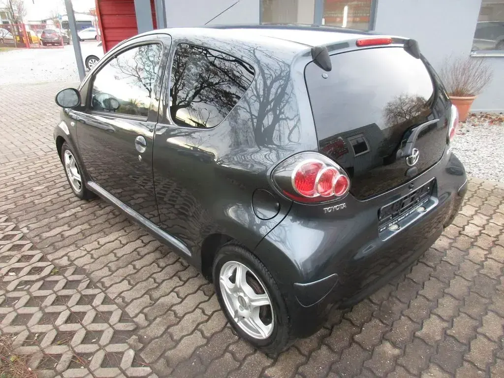 Gebraucht Toyota Aygo Edition 68 PS (50 kW) 2012 Grau Kleinwagen