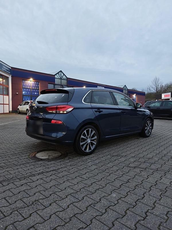 Gebraucht Hyundai i30 140 PS (102 kW) 2017 Blau Limousine