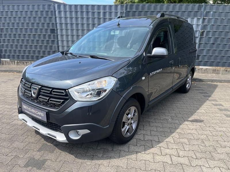 Grau Gebraucht 2019 Dacia Dokker Stepway Van | 14.750 € (Etwas zu teuer) - Bild 1/4