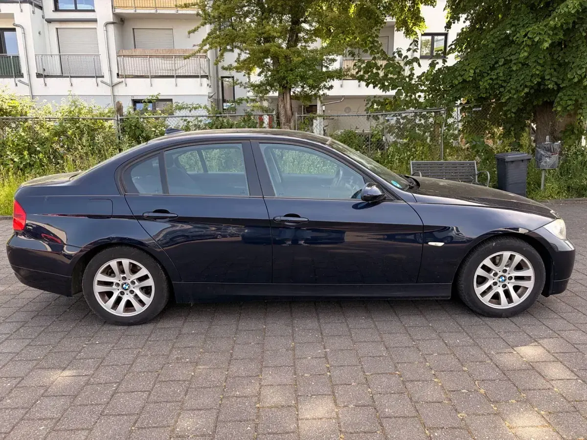 Gebraucht BMW 318 122 PS (89 kW) 2009 Blau Limousine