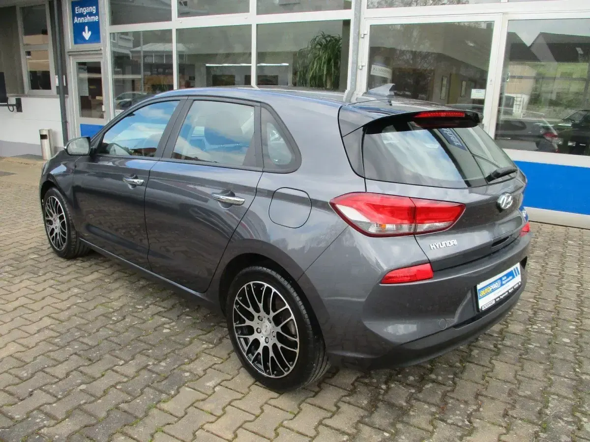 Gebraucht Hyundai i30 Trend 140 PS (102 kW) 2019 Grau Limousine
