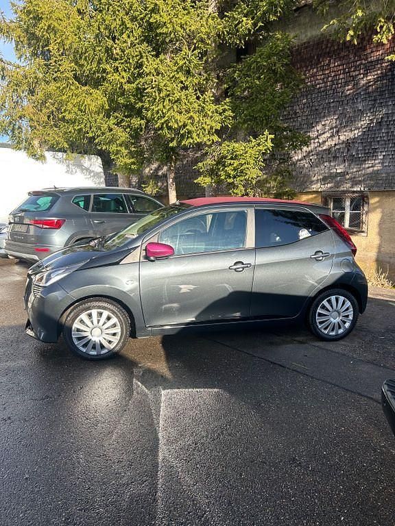 Gebraucht Toyota Aygo x-style 72 PS (52 kW) 2020 Grau Kleinwagen