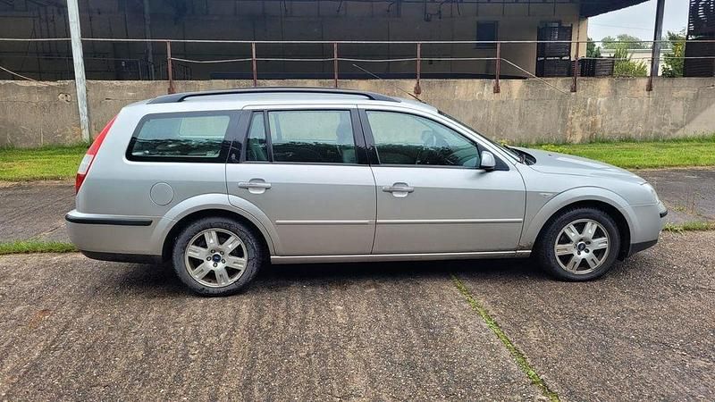 Używany Ford Mondeo Ghia 116 KM (85 kW) 2003 Srebrny Sedan/Limuzyna