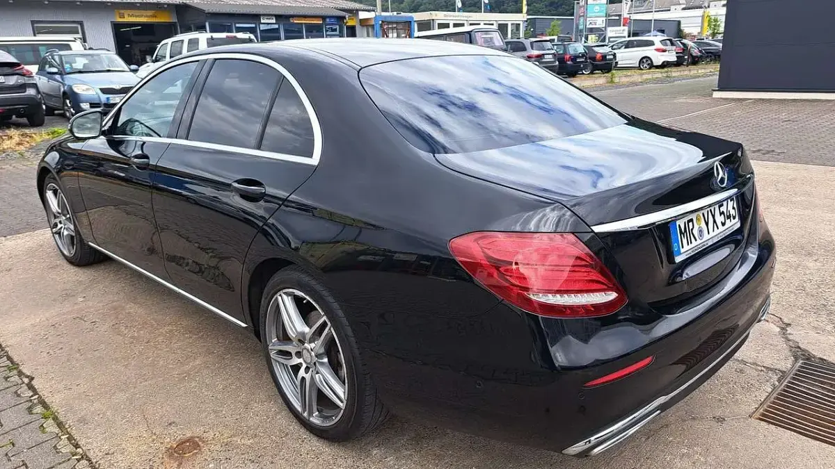 Gebraucht Mercedes E220 Avantgarde 194 PS (142 kW) 2016 Tiefschwarz Limousine