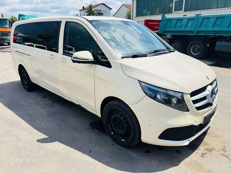 Hellelfenbein Gebraucht 2020 Mercedes V220 Van / Kleinbus | 18.990 € (Etwas zu teuer) - Bild 1/4
