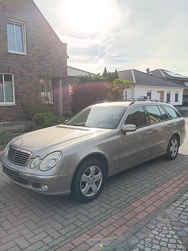 Silber Gebraucht 2004 Mercedes E240 Elegance Kombi | 2.300 € (Fairer Preis) - Bild 1/4