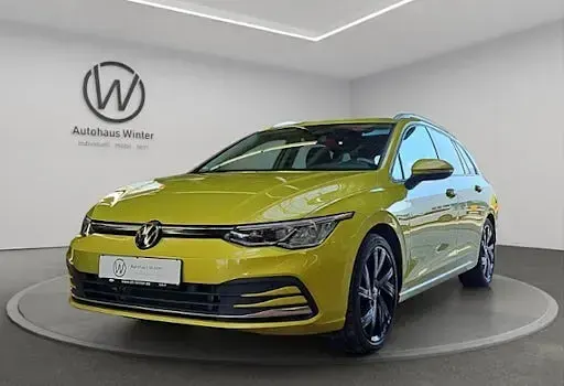 Gebraucht VW Golf VIII Active 150 PS (110 kW) 2023 Limonengelb Kombi