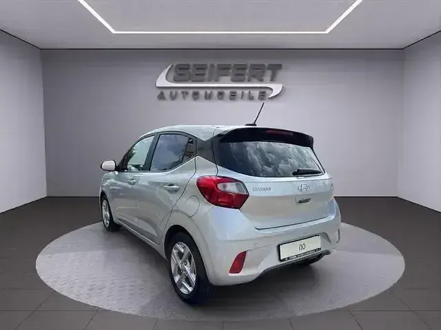 Gebraucht Hyundai i10 GO! 67 PS (49 kW) 2023 Sleek silver / met Kleinwagen
