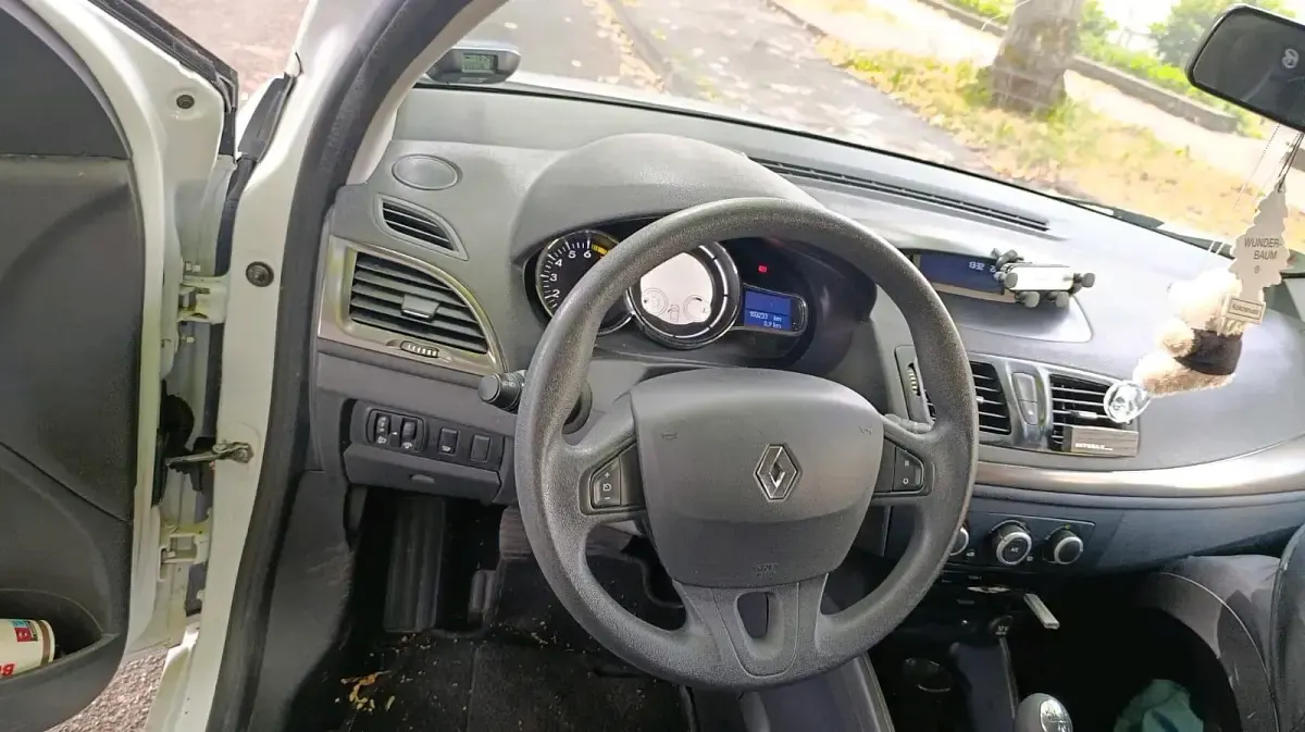 Gebraucht Renault Mégane III Authentique 110 PS (80 kW) 2015 Weiß Kleinwagen
