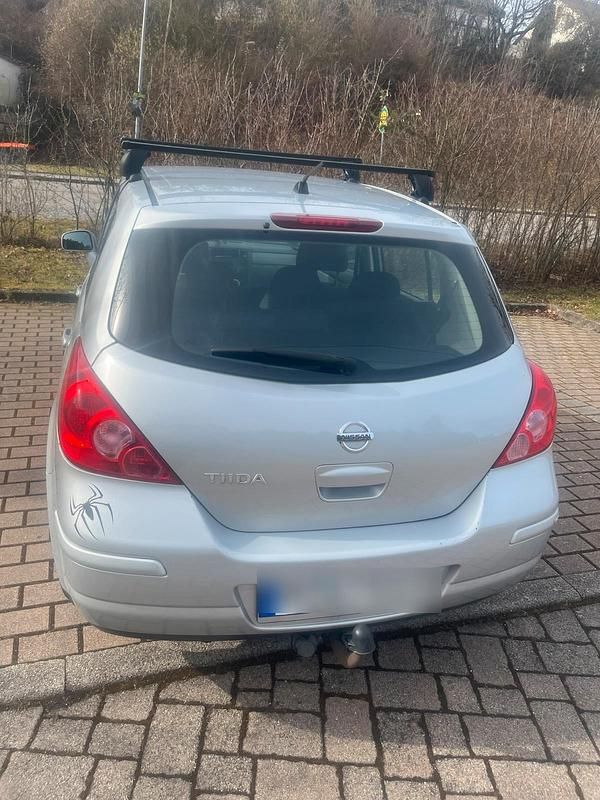 Gebraucht Nissan Tiida 114 PS (83 kW) 2009 Silber Kleinwagen