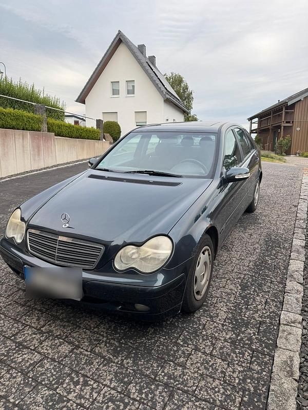 Blau Gebraucht 2002 Mercedes C180 Limousine | 900 € (Superpreis) - Bild 1/4