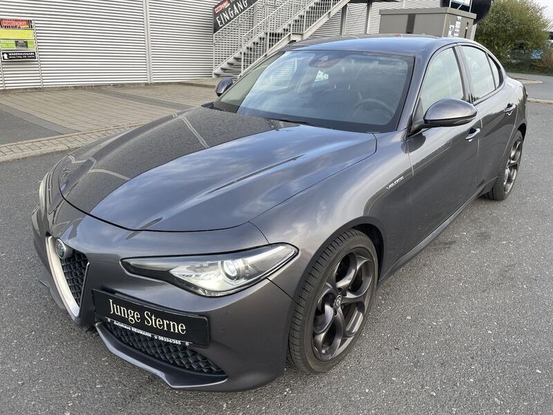 Grau Gebraucht 2017 Alfa Romeo Giulia Veloce Limousine | 24.900 € (Fairer Preis) - Bild 1/4