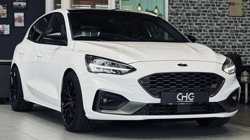 Frostweiß Gebraucht 2020 Ford Focus ST Limousine | 22.990 € (Fairer Preis) - Bild 1/4