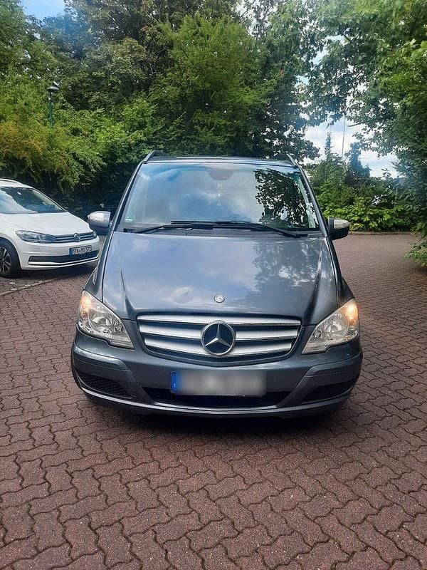 Grau Gebraucht 2013 Mercedes Viano Edition Van / Kleinbus | 13.800 € (Guter Preis) - Bild 1/4