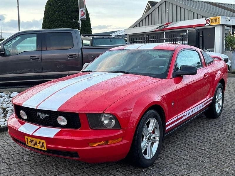 Rot Gebraucht 2005 Ford Mustang Fastback Coupé | 8.950 € (Fairer Preis) - Bild 1/4
