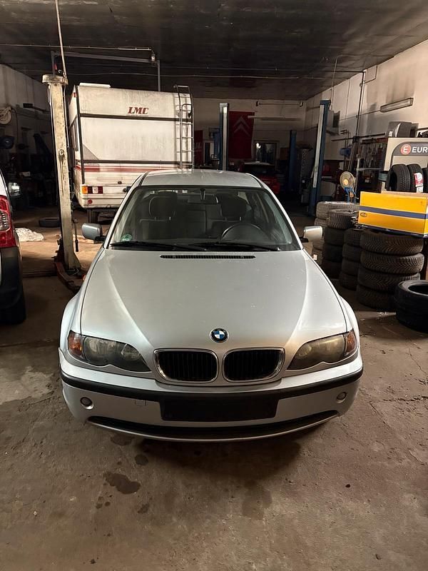 Silber Gebraucht 2003 BMW 318 Limousine | 2.000 € (Guter Preis) - Bild 1/4