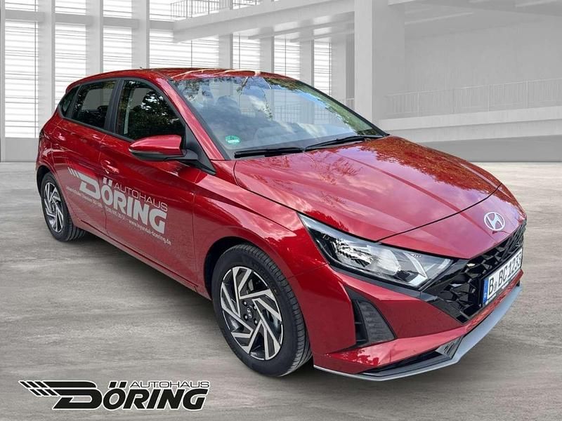 Neu Hyundai i20 Trend 101 PS (74 kW) 2025 Dragon red / met (rot) Limousine