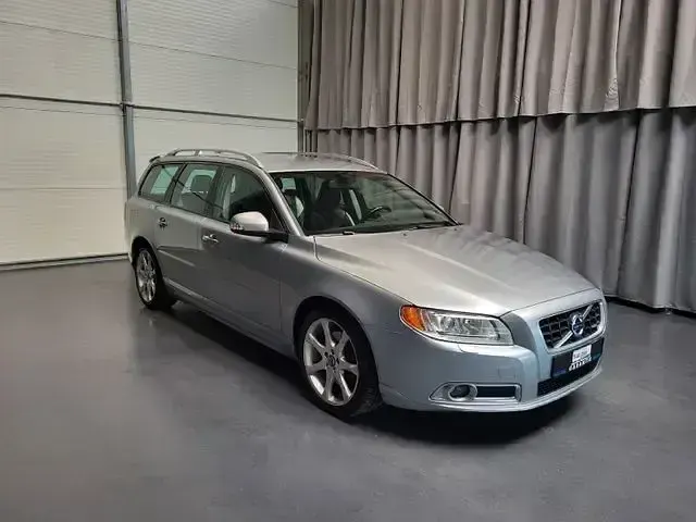 Gebraucht Volvo V70 R-Design 203 PS (149 kW) 2011 Electric silver / metallic Kombi