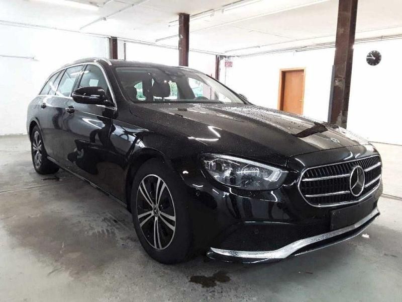 Schwarz schwarz unilack Gebraucht 2021 Mercedes E220 Avantgarde Kombi | 28.900 € (Guter Preis) - Bild 1/3