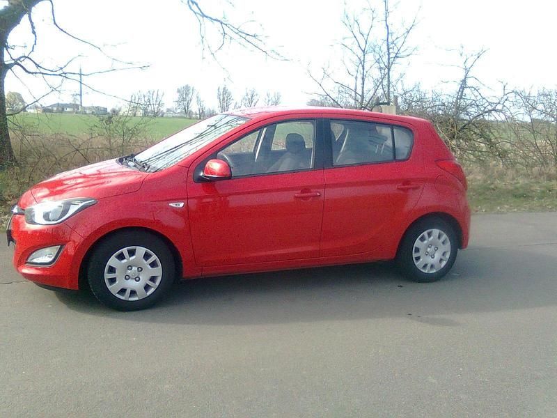 Gebraucht Hyundai i20 86 PS (63 kW) 2012 Rot Kleinwagen