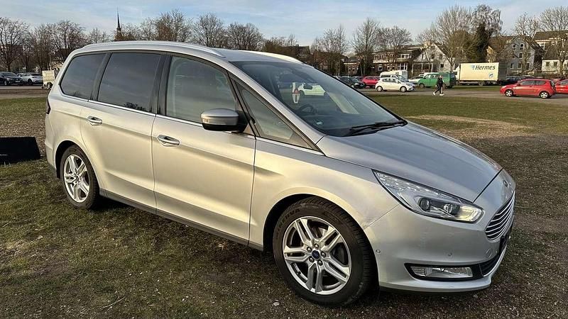Silber Gebraucht 2015 Ford Galaxy Titanium Van / Kleinbus | 15.500 € (Etwas zu teuer) - Bild 1/4