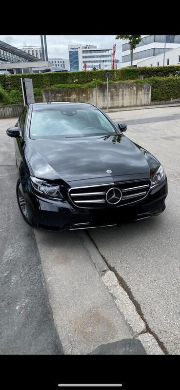 Schwarz Gebraucht 2020 Mercedes E220 Limousine | 32.500 € (Guter Preis) - Bild 1/4