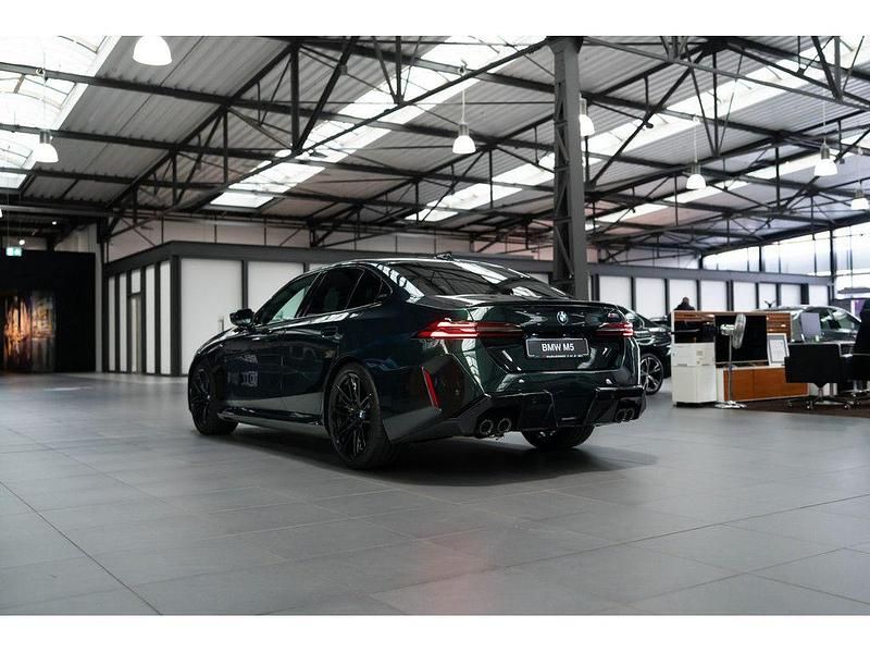 Neu BMW M5 Sport Line 728 PS (535 kW) 2025 Grün Limousine