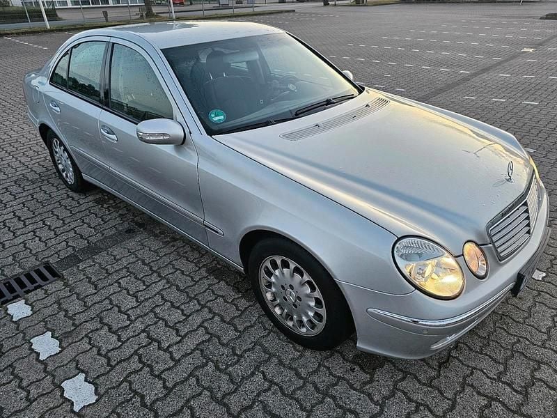 Silber Gebraucht 2004 Mercedes E320 Limousine | 3.750 € (Guter Preis) - Bild 1/4