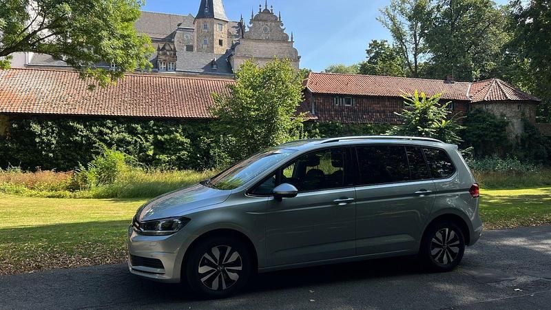 Gebraucht VW Touran Move 122 PS (89 kW) 2024 Silber Van / Kleinbus
