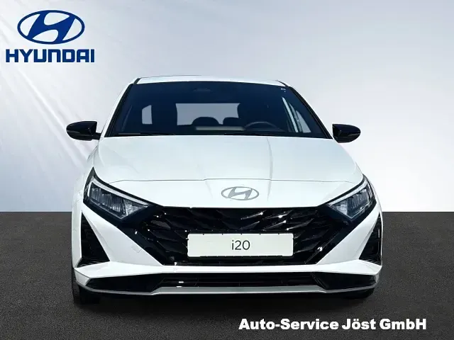 Neu Hyundai i20 Blackline 90 PS (66 kW) 2026 Weiss Kleinwagen