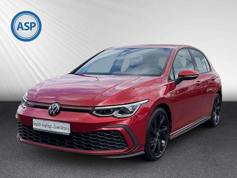 Rot (kings red metallic) Gebraucht 2024 VW Golf VIII GTI Limousine | 32.290 € (Fairer Preis) - Bild 1/4